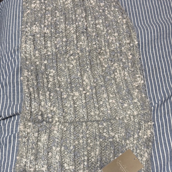 ANTHROPOLOGIE Elegant Gray Knit Scarf - Picture 3 of 5
